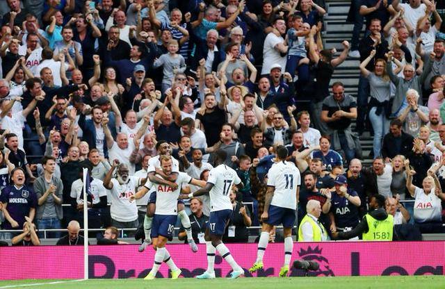 欧冠半场：里奥斯乱战破门，本菲卡暂1-0那不勒斯（欧冠半场战报：里奥斯混战中破门，本菲卡暂以1-0领先那不勒斯）