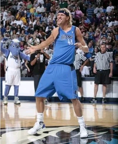 阿森纳传奇蒂埃里-亨利被评为全球第三性感的光头男士（阿森纳名宿蒂埃里·亨利荣登全球性感光头榜第三位）