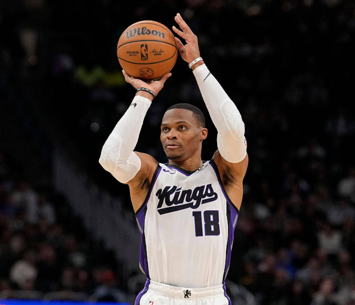 瓜帅：我们要拿98分才能英超夺冠；与摄影师冲突后马上道歉了（瓜帅：英超夺冠需拿到98分；与摄影师冲突后已迅速道歉）